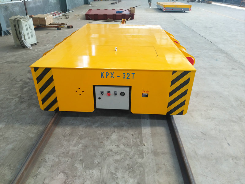 32 Tone Trolley ühendatud traktoriga