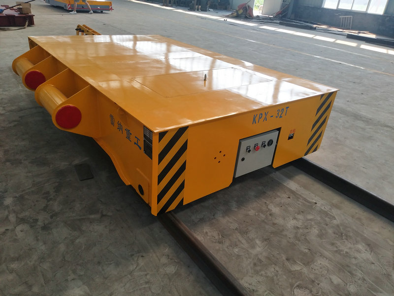 32 Tone Trolley ühendatud traktoriga