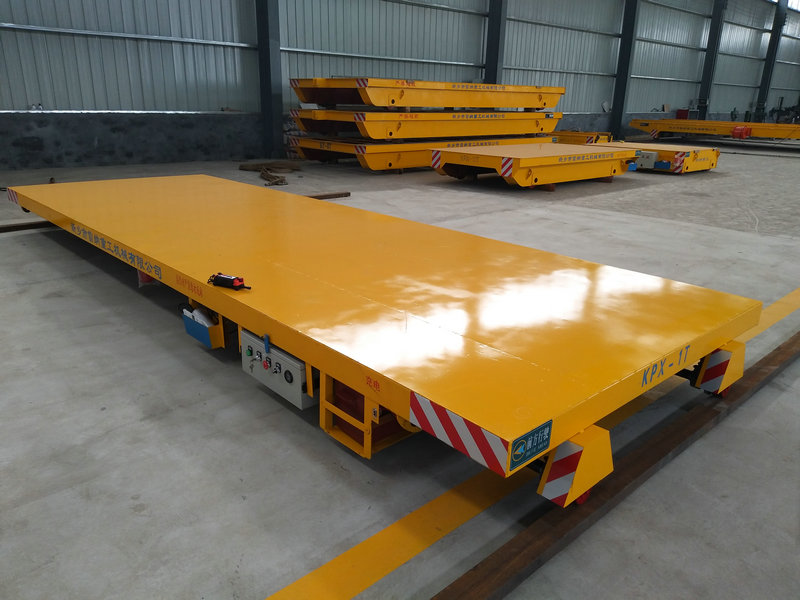 Tööstuslike kaupade transpordiga patareid, millel on elektriline tasapinnaline raudteekaart